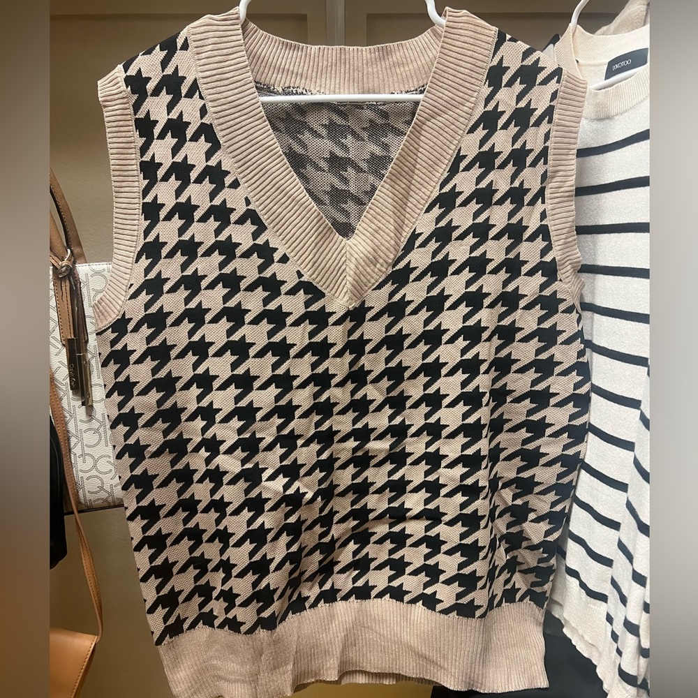 Women’s Houndstooth Knit Vest in Black and Tan
